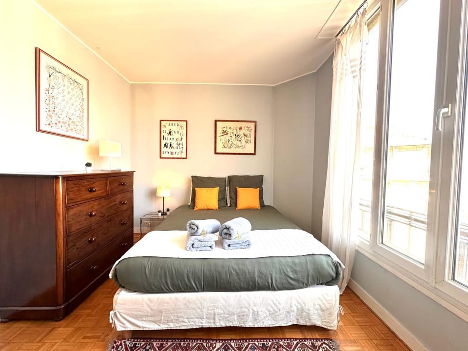 Bed, Photo of the whole room, Bedroom, towels