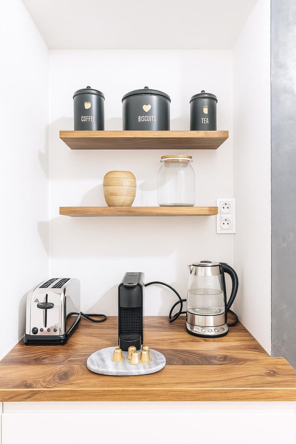 Coffee/tea facilities, minibar, toaster