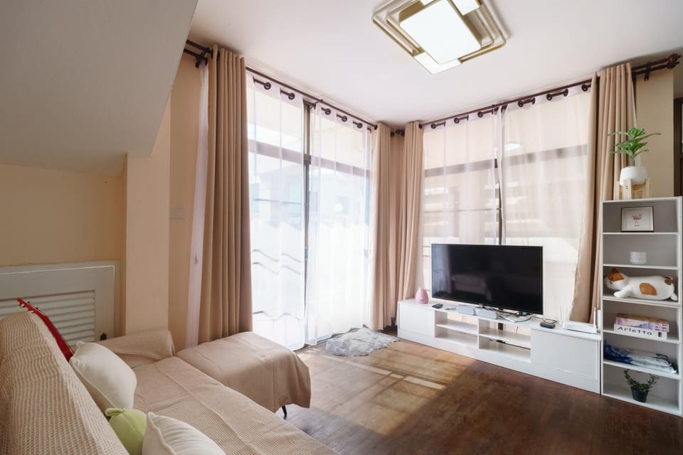 Communal lounge/ TV room, TV and multimedia, Living room, Seating area, Evening entertainment