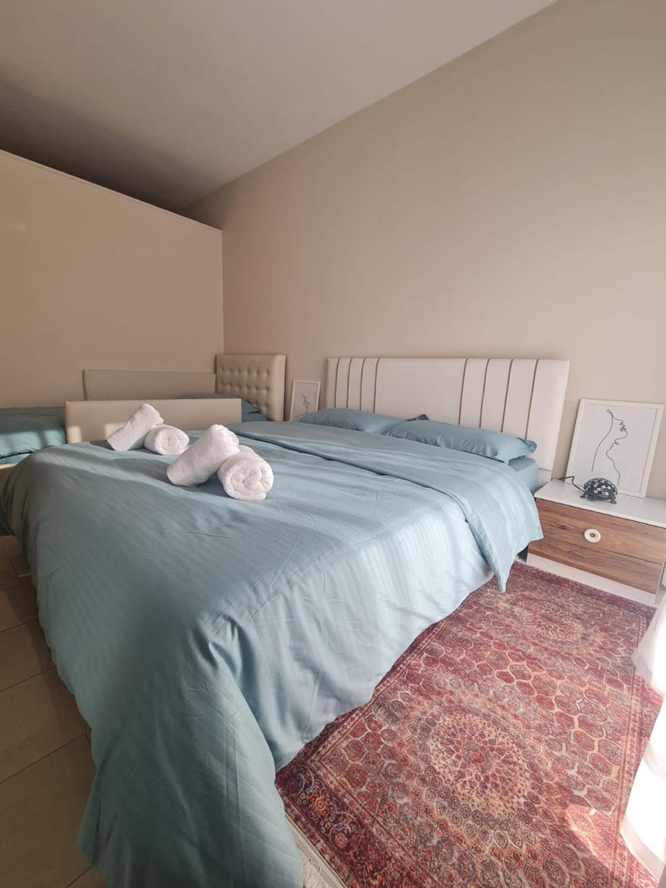 Bed, Bedroom, towels