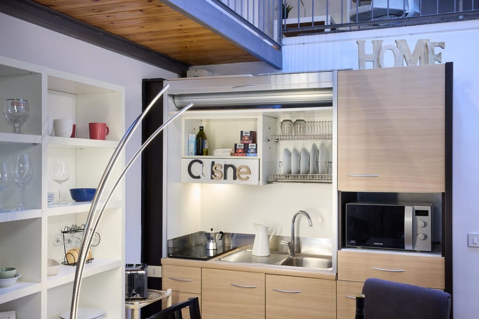 Coffee/tea facilities, Kitchen or kitchenette, stove, toaster