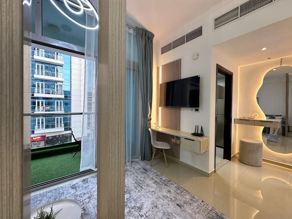 Stylish Studio with Stunning Marina Canal Views near to the Beach Apartment in Dubai