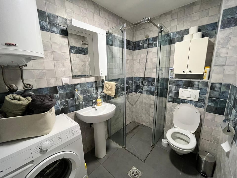 Shower, Toilet, Bathroom, towels, washing machine