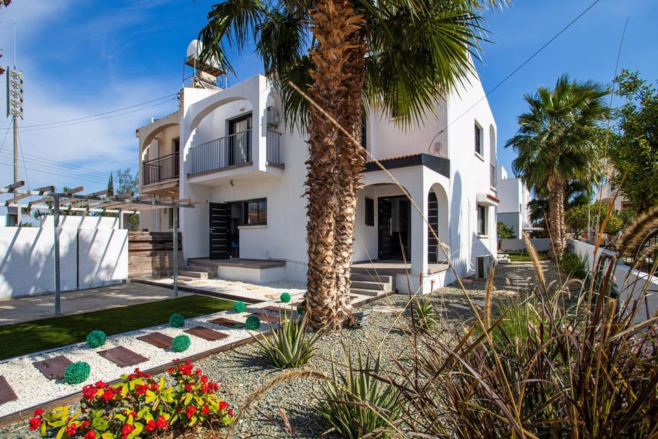 Property building, Facade/entrance, Day, Garden, Garden view, Parking