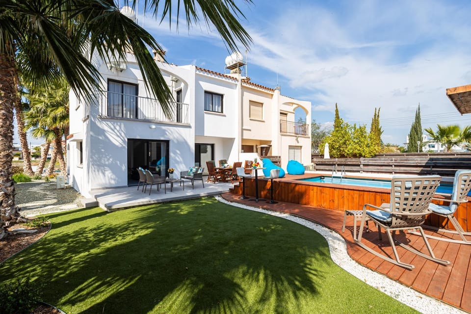 Property building, Natural landscape, Garden, Seating area, Dining area, Area and facilities, Swimming pool