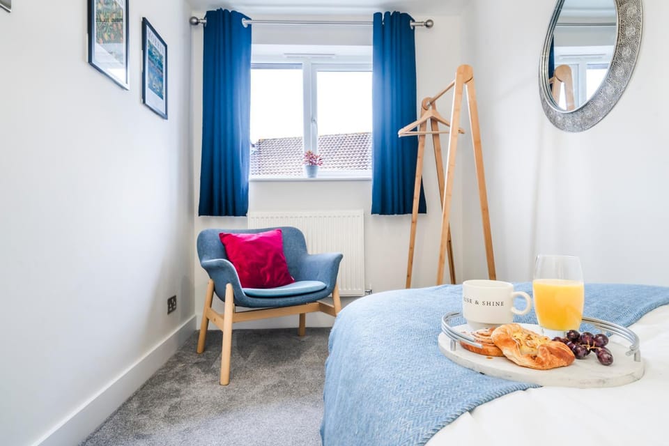 Bed, Food and drinks, Bedroom, towels