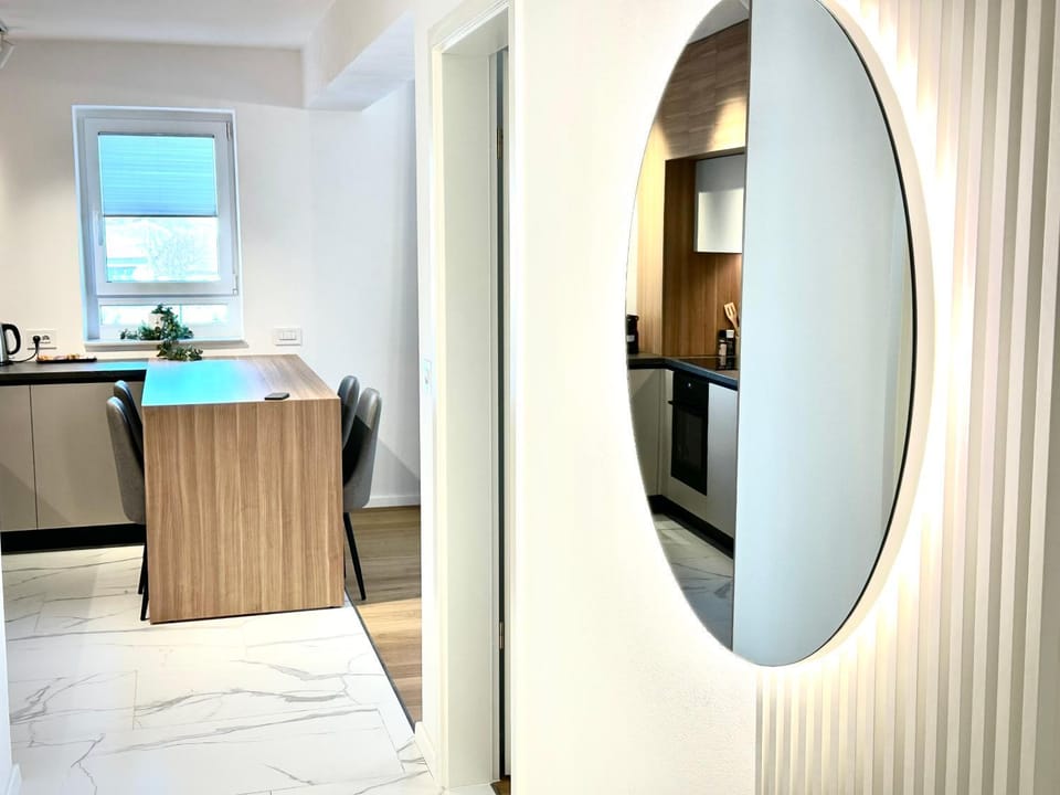 Kitchen or kitchenette, minibar
