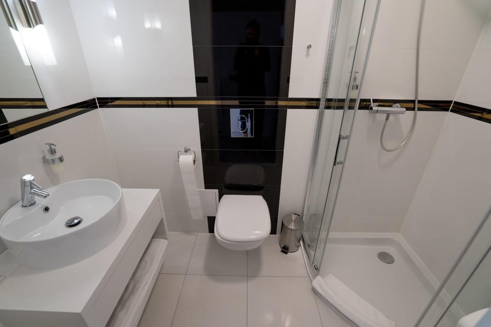 Shower, Toilet, Property building, Bathroom