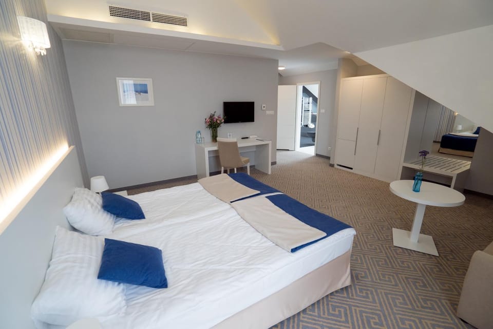 Property building, Bed, Photo of the whole room, Seating area, hair dresser, wardrobe
