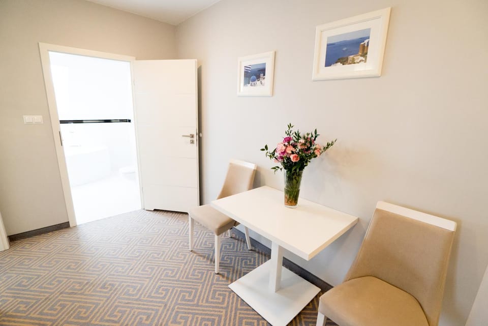 Property building, Seating area, Dining area