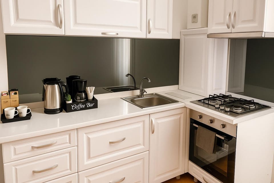 Coffee/tea facilities, Kitchen or kitchenette, stove, toaster