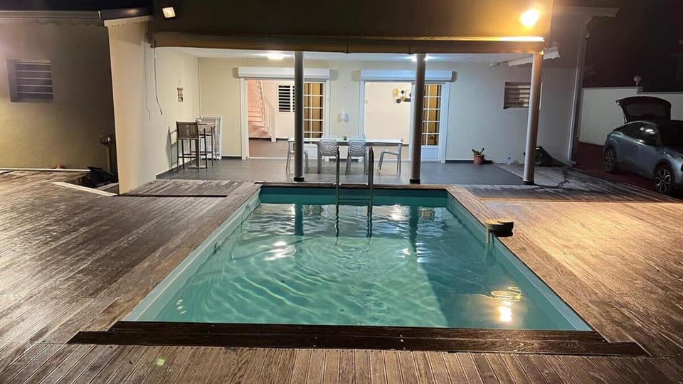 Secret River - Spacieuse villa de 5 chambres, 3 salle de bain, Piscine, spa avec plus de 400 ml de Rivière privée Villa in Leeward Islands