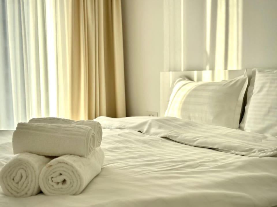 Photo of the whole room, Bedroom, towels