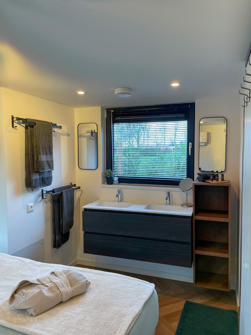 Bed, Bathroom, Bedroom, towels