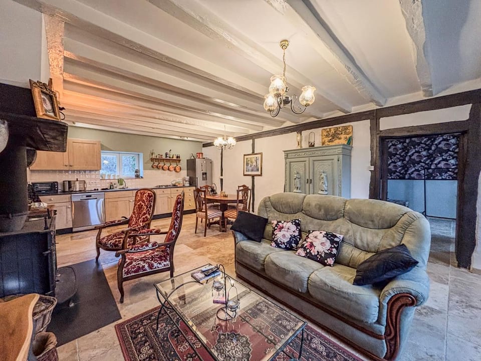 Kitchen or kitchenette, Living room, Seating area, Dining area, fireplace, pet friendly
