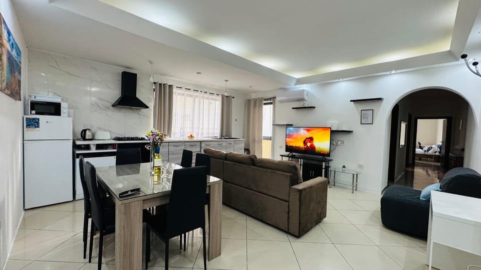 TV and multimedia, Living room, Seating area, Dining area, oven, stove