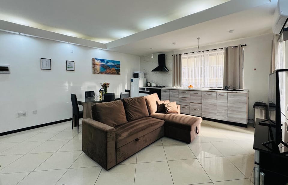 Kitchen or kitchenette, Seating area, Dining area