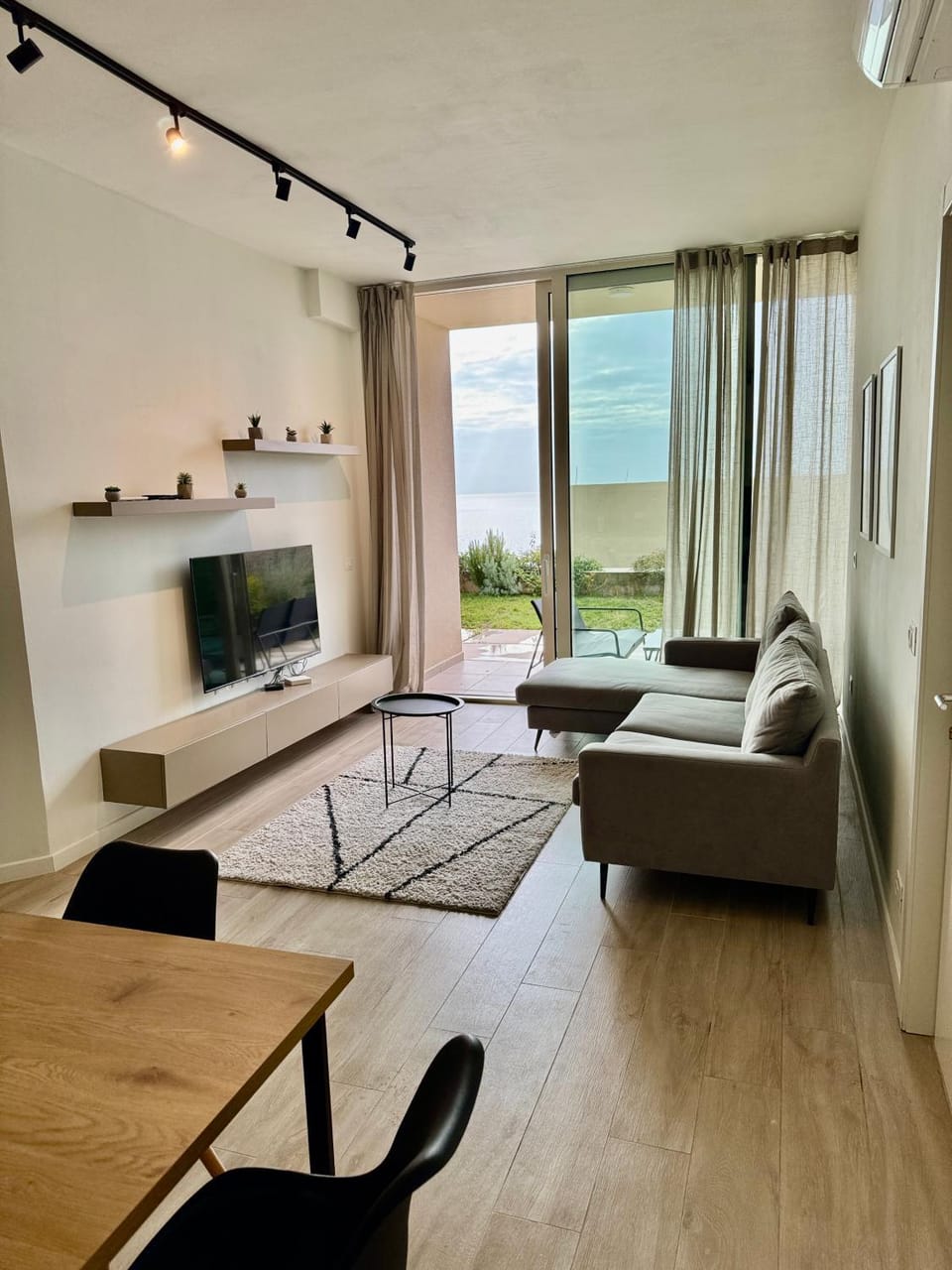 Communal lounge/ TV room, TV and multimedia, Living room, Evening entertainment