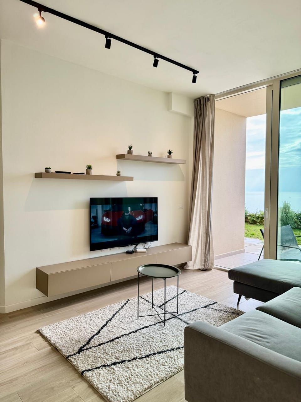 Communal lounge/ TV room, TV and multimedia, Living room, Seating area, Evening entertainment