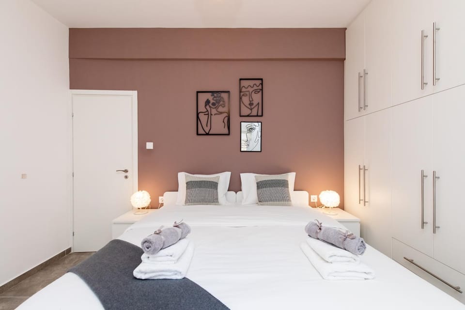 Bed, Photo of the whole room, Bedroom, towels