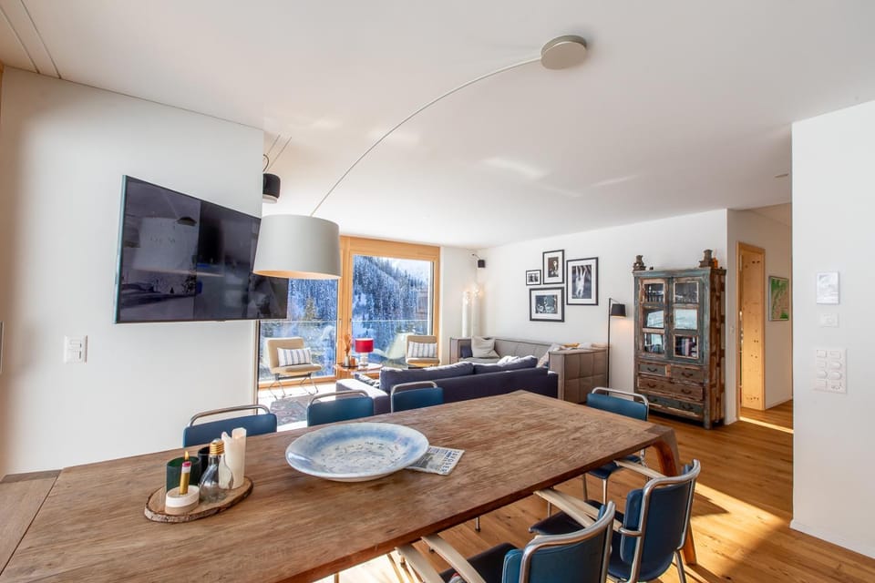 Communal lounge/ TV room, TV and multimedia, Living room, Seating area, Dining area, Evening entertainment