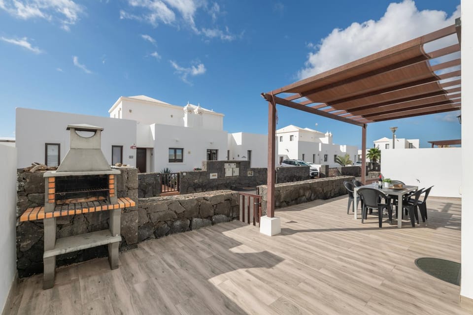 Property building, Balcony/Terrace, Living room
