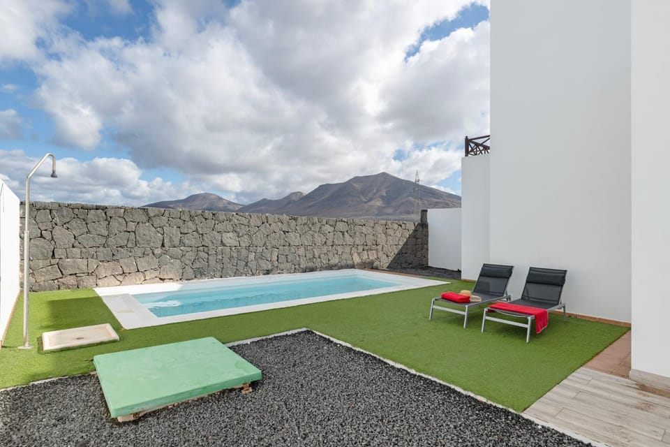 Property building, Balcony/Terrace, Living room, Swimming pool