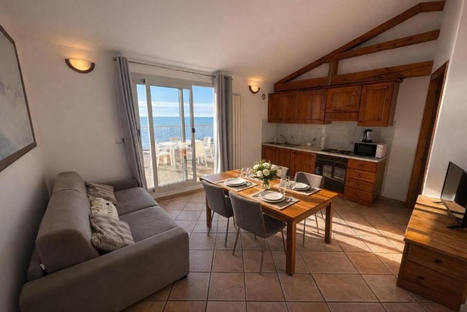 Kitchen or kitchenette, Lunch