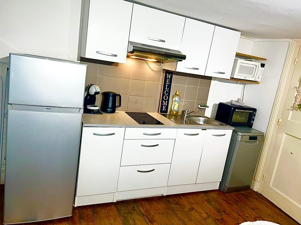 Coffee/tea facilities, Kitchen or kitchenette, dishwasher, oven, stove
