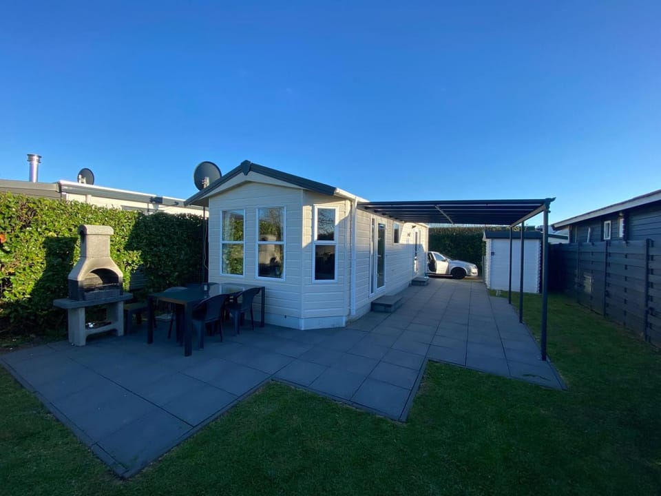 Property building, Patio, Day, Garden, Dining area, Garden view