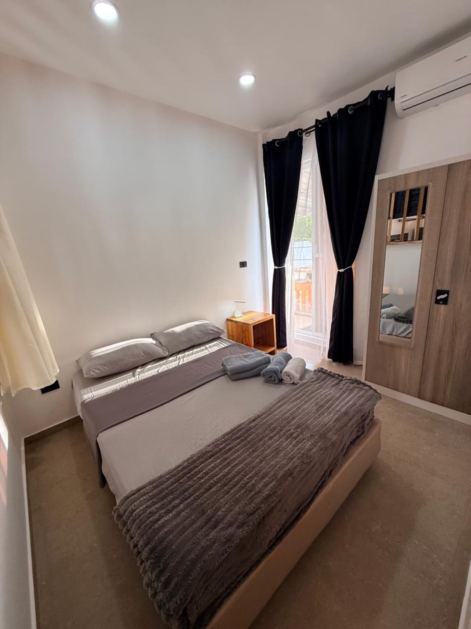 Bed, Photo of the whole room, towels