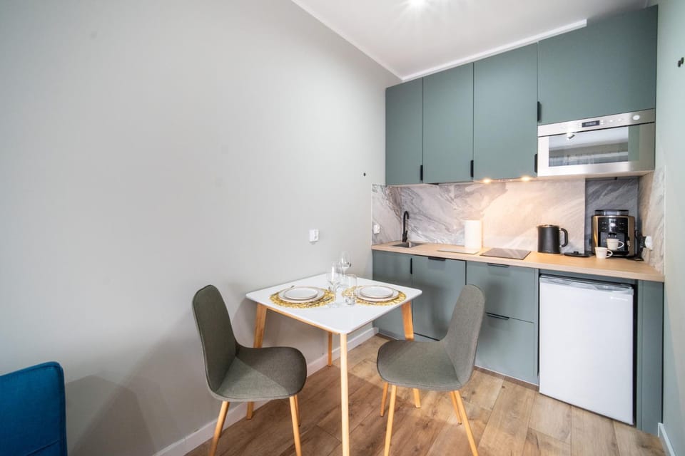 Coffee/tea facilities, Kitchen or kitchenette, Dining area, stove