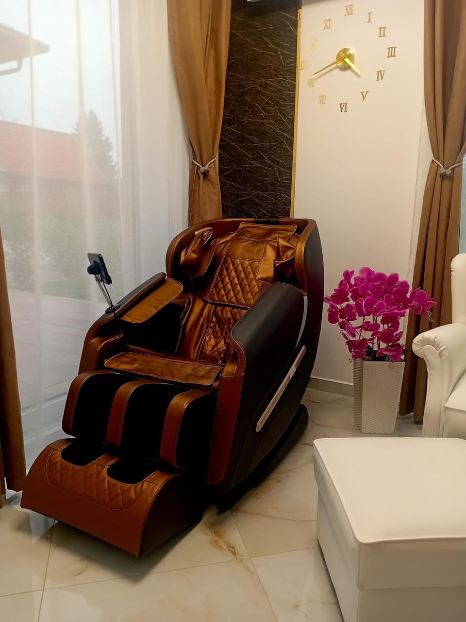 Massage, Living room