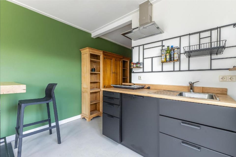 Kitchen or kitchenette, Dining area, stove