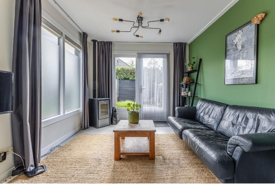 TV and multimedia, Living room, Seating area, fireplace