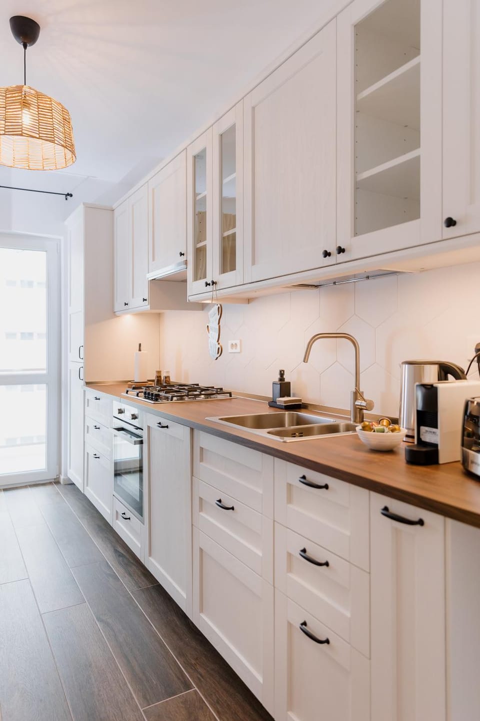 Coffee/tea facilities, Kitchen or kitchenette, dishwasher, stove, toaster