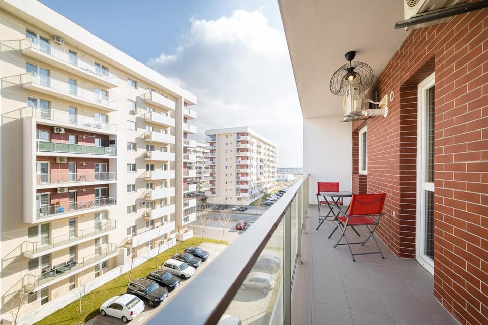 Property building, Day, View (from property/room), Balcony/Terrace, Seating area, City view, Parking