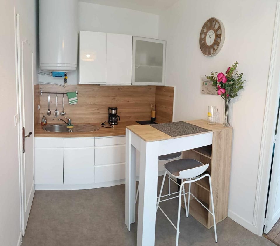 Kitchen or kitchenette, minibar, stove