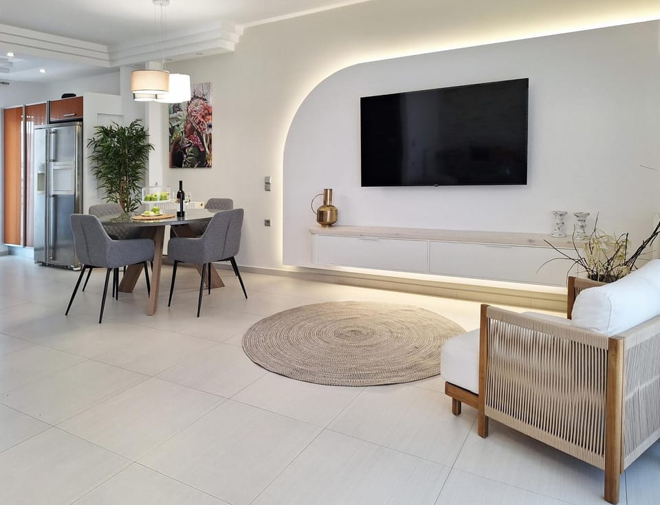 TV and multimedia, Seating area, Dining area