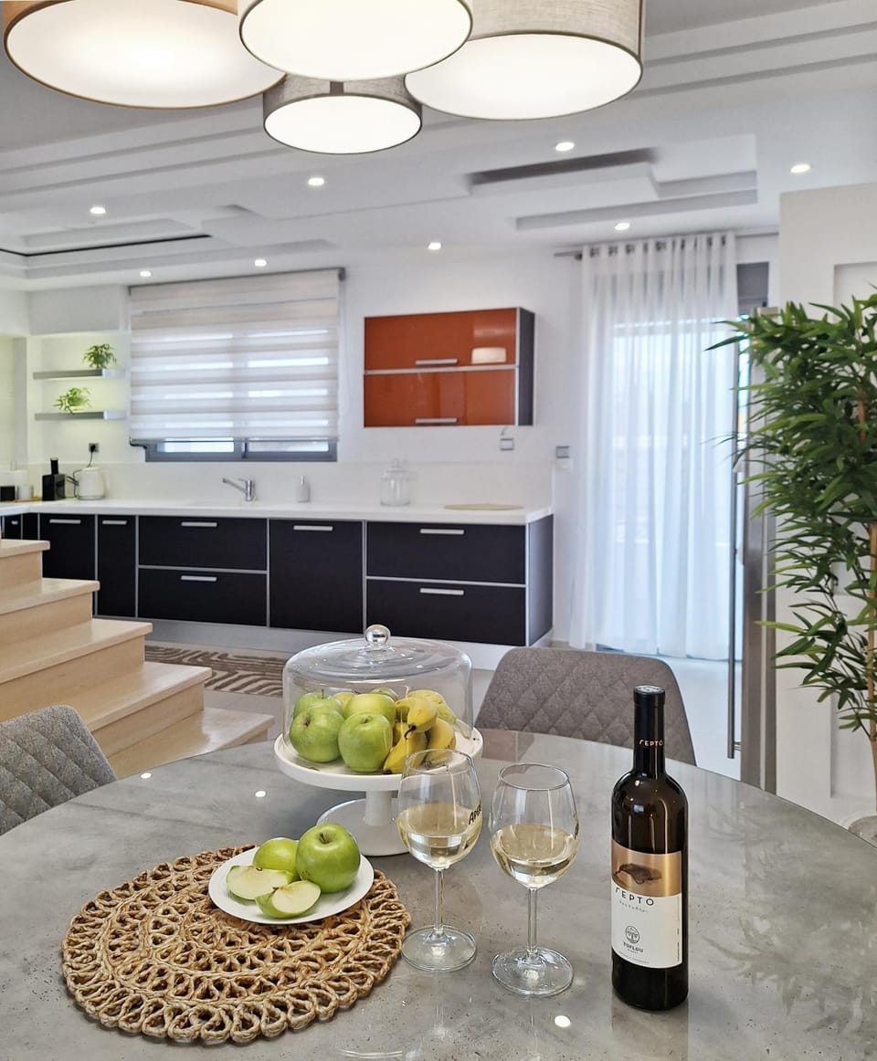 Dining area, kitchen