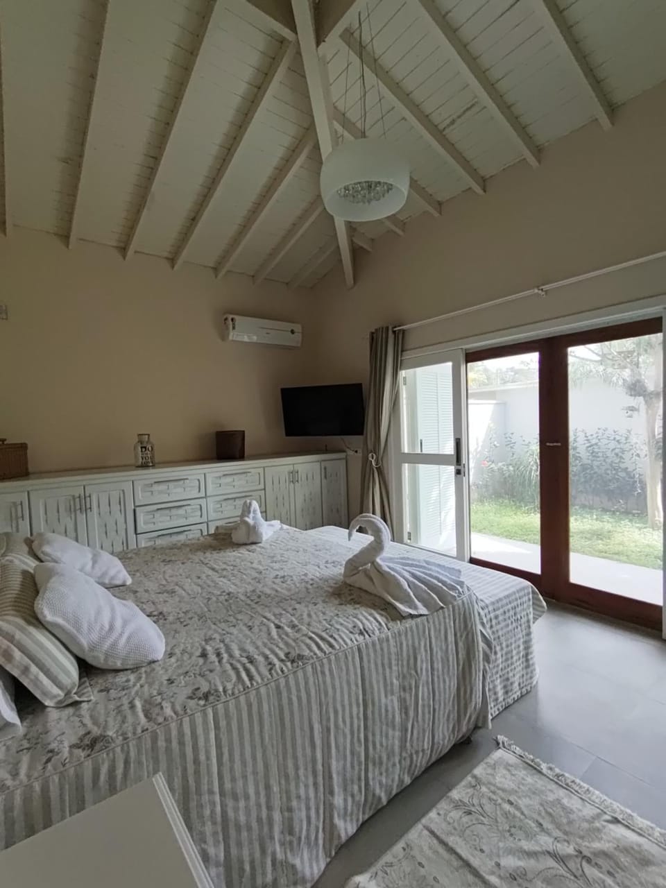 Bed, TV and multimedia, Photo of the whole room, Bedroom, towels, air conditioner