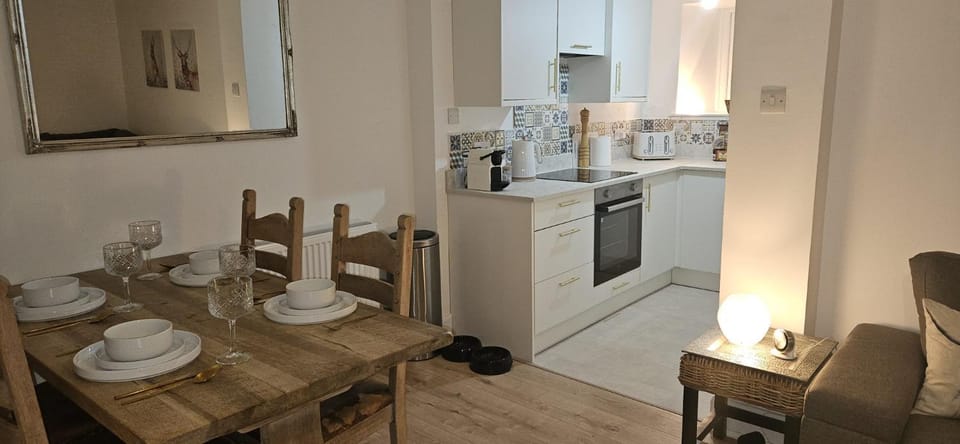 Coffee/tea facilities, Kitchen or kitchenette, Dining area, oven, pet friendly, stove, toaster