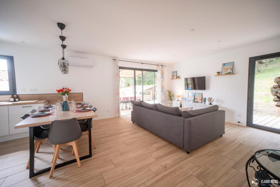 Living room, Dining area