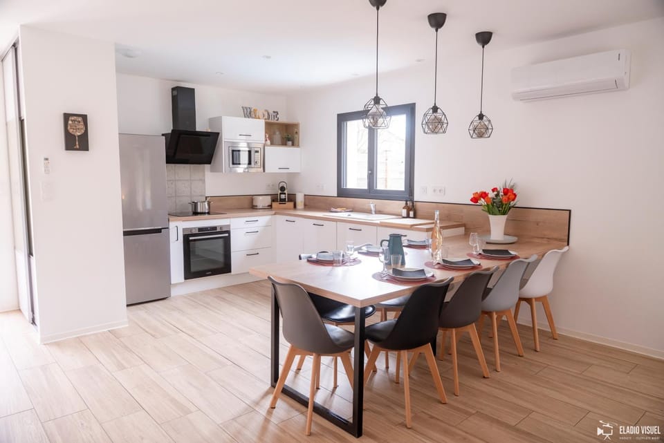 Kitchen or kitchenette, Dining area, dishwasher, oven, stove, air conditioner