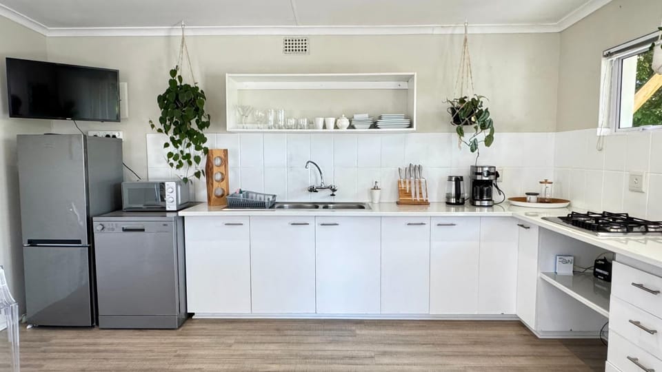 Coffee/tea facilities, Kitchen or kitchenette, dishwasher, stove, toaster