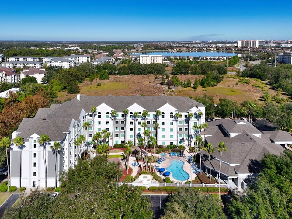 Property building, Neighbourhood, Natural landscape, Garden, City view, Pool view, Street view, Swimming pool, Location, Parking