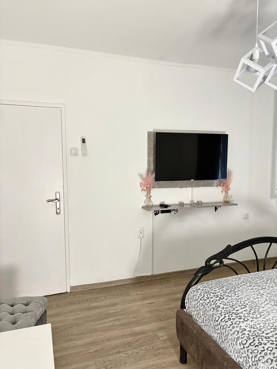 Bed, TV and multimedia, Photo of the whole room, Bedroom
