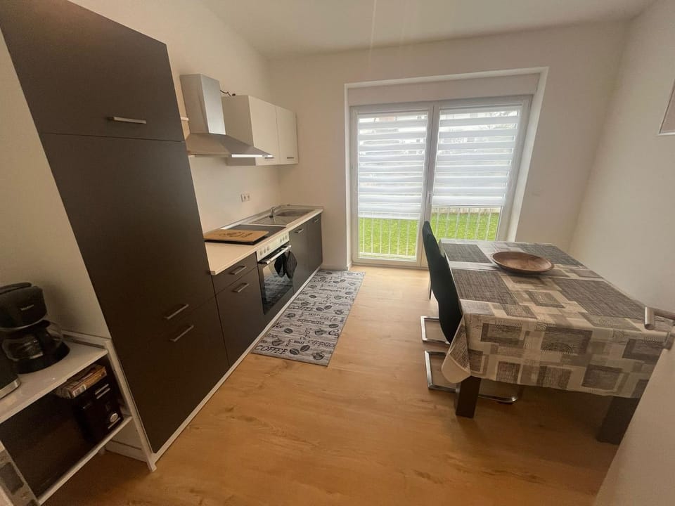 Kitchen or kitchenette, Dining area, oven, stove