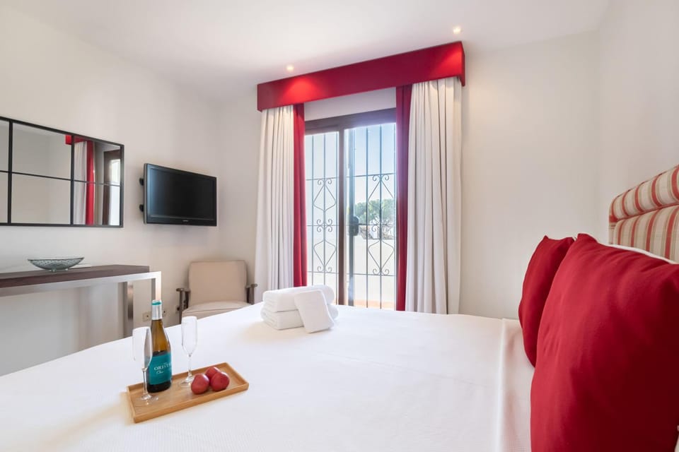 Bed, TV and multimedia, Photo of the whole room, Bedroom, towels, air conditioner