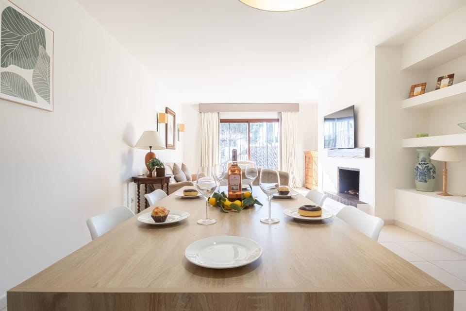 TV and multimedia, Living room, Seating area, Dining area, air conditioner